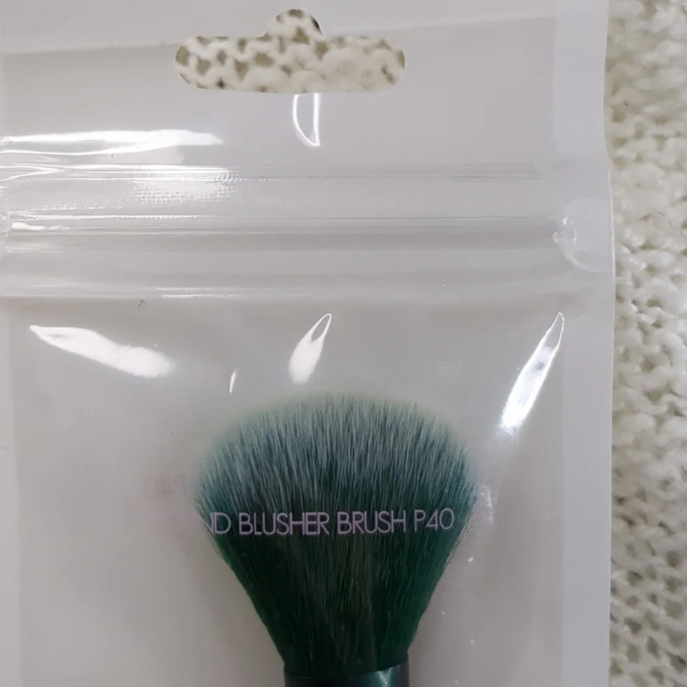 SLMISSGLAM P40 Round Blusher Brush in original sealed packaging.